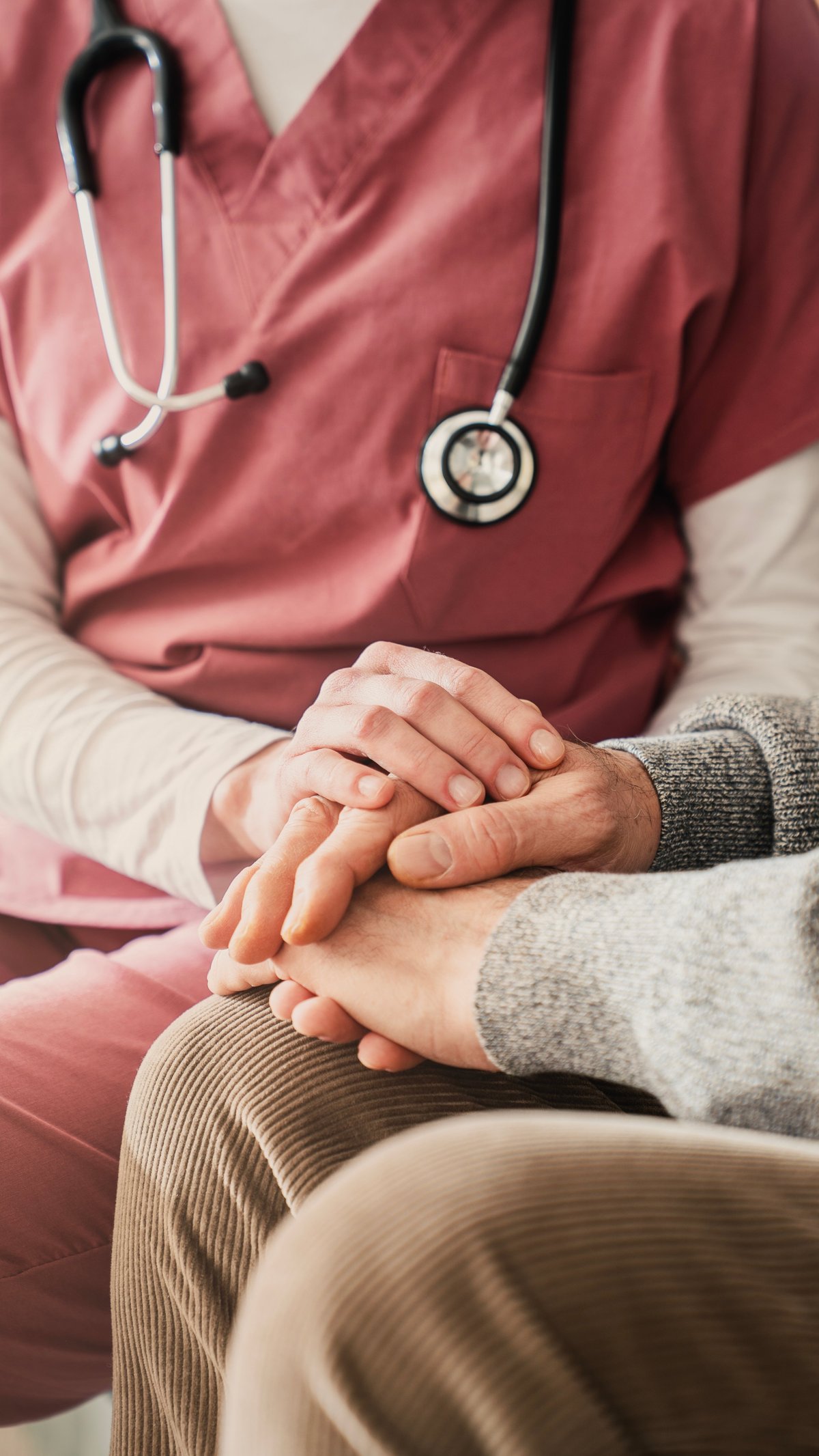 Atención médica a domicilio a una paciente adulta mayor